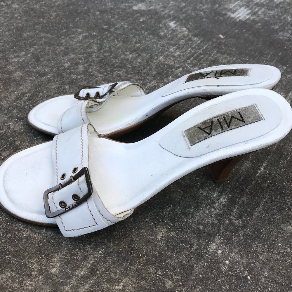 MIA Women's White Leather 3.5" Heel with Buckle Size 7